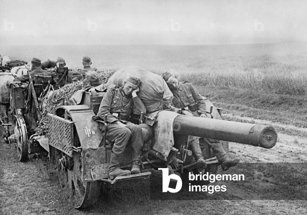 Horse and wagon with artillery gun in WWII on the Eastern front, 1941 (b/w photo)