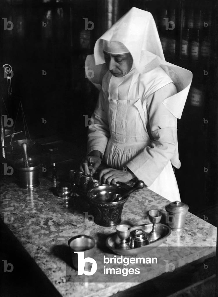 Nun in the 'Hospital Hotel-Dieu' in Beaune, 1932 (b/w photo)