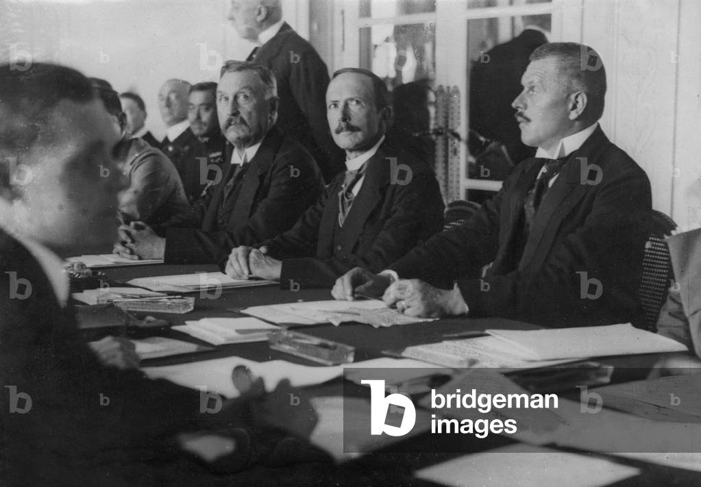 Konstantin Fehrenbach, Walter Simons, Otto Geßler in Spa, 1920 (b/w photo)