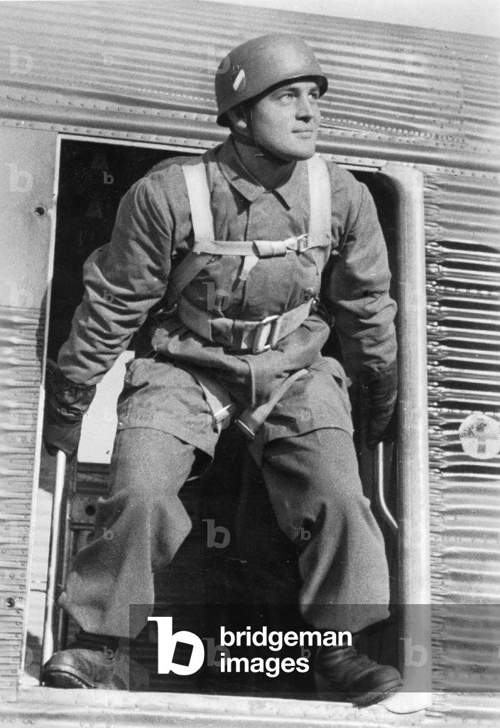 German paratrooper during jumping instruction, 1940 (b/w photo)