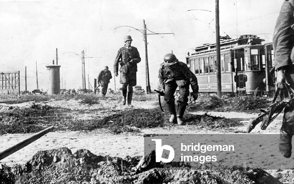 German infantry at combat over Warsaw, 1939 (b/w photo)