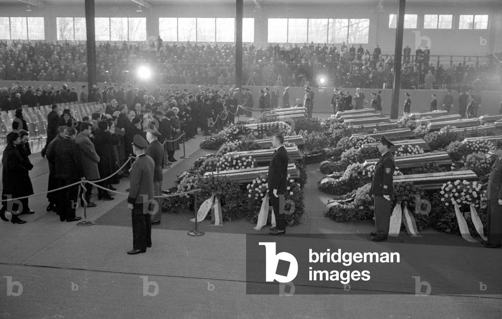 Funeral service for the victims of the plane crash, 1960 (b/w photo)