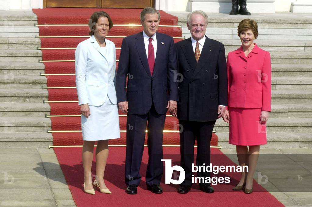 German President Johannes Rau and his wife Christina welcome US President George W. Bush and his wife Laura at Schloss Bellevue, Berlin, 23 May 2002 (photo)