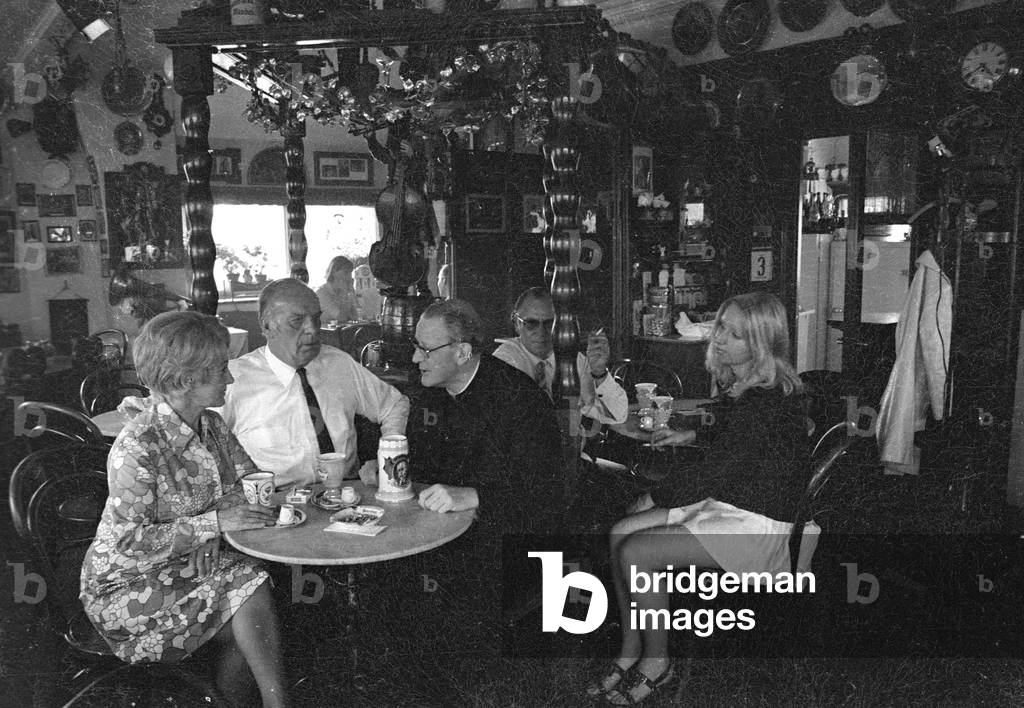 Beppo Brehm and Erni Singerl in the Valentin Stube in Munich, 1971 (b/w photo)