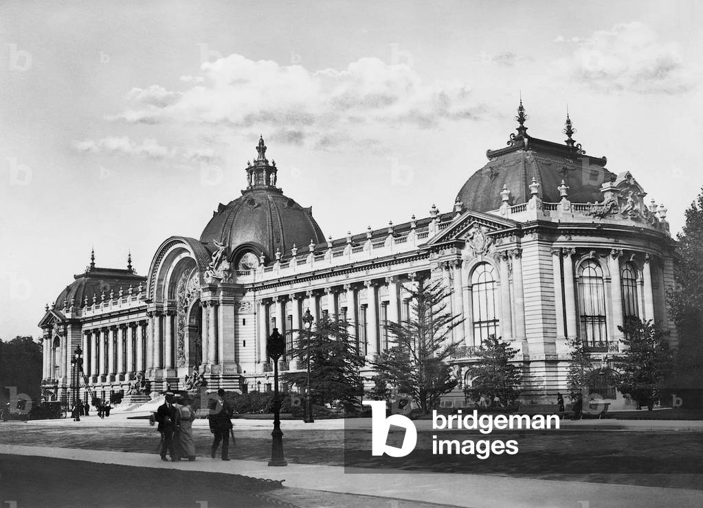 The Peit Palais was built on the occasion of the Paris World Exhibition in 1900 in the style of Neo-Baroque, 1900 (b/w photo)