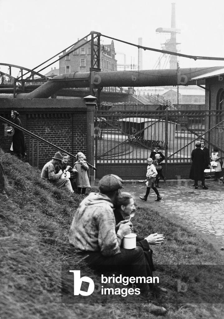 Lunch break in front of the factory premises, 1930 (b/w photo)