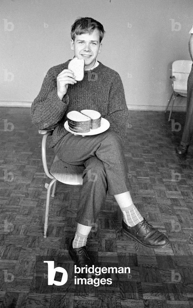 Breads compared in the physiology of nutrition at the Max Planck Institute in Dortmund, 1960 (b/w photo)