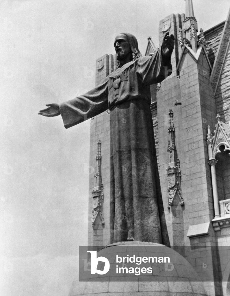 Christ statue in Barcelona, 1936 (b/w photo)