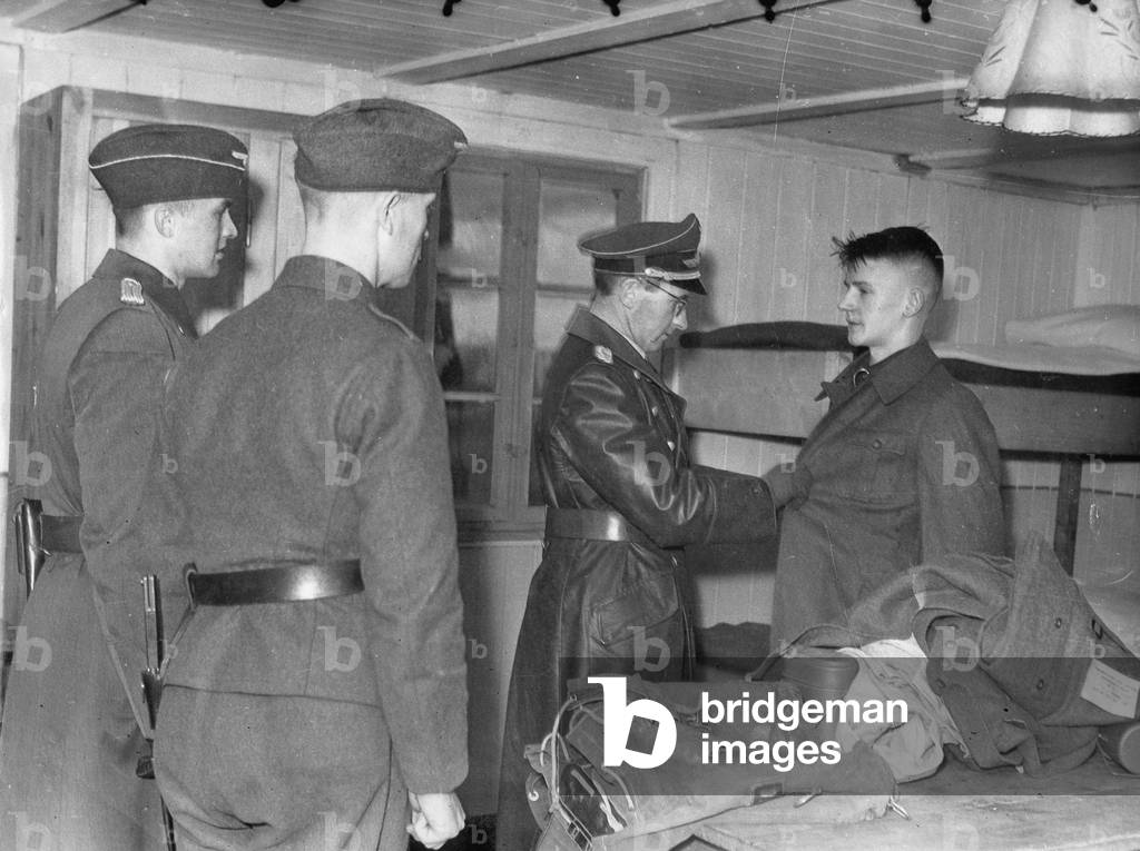 Clothing for air force assistants in WWII, 1943 (b/w photo)