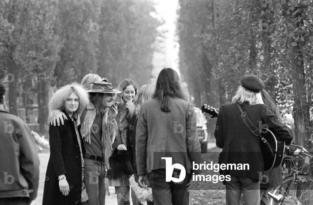 Street musician in Schwabing, 1971 (b/w photo)