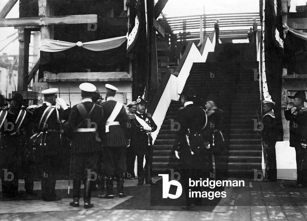 Tsar Nikolaus II.attends the keel laying of the Russian cruiser 'Almas', 1902 (b/w photo)