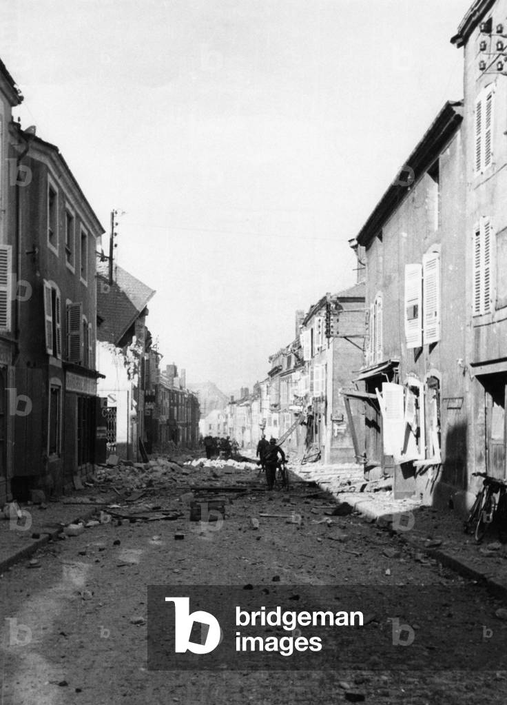 Destroyed cities in France, 1940 (b/w photo)