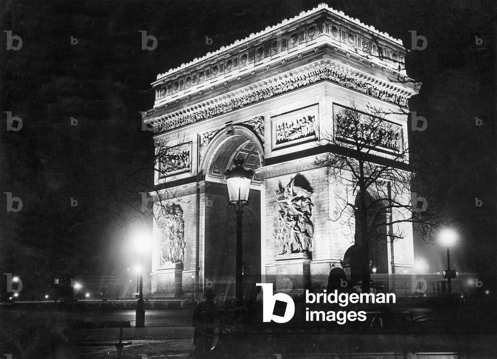 Arc de Triomphe in Paris, 1931 (b/w photo)