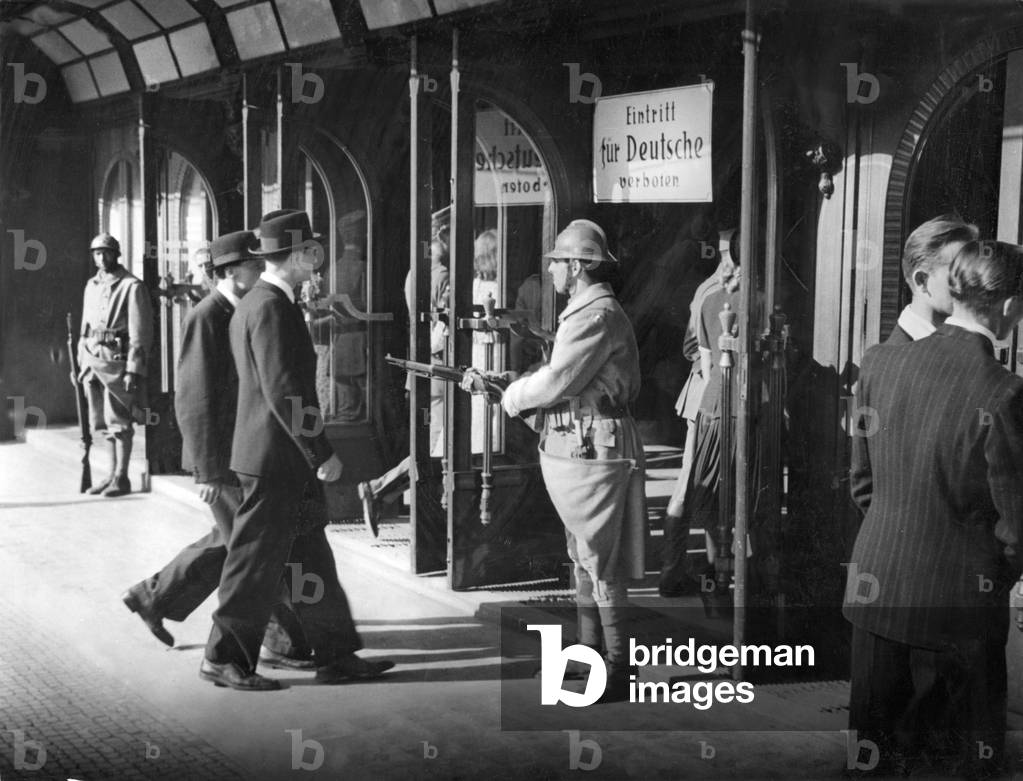 Film picture: A French soldier keeps guard in front of a hotel in the Ruhr area, 1923
