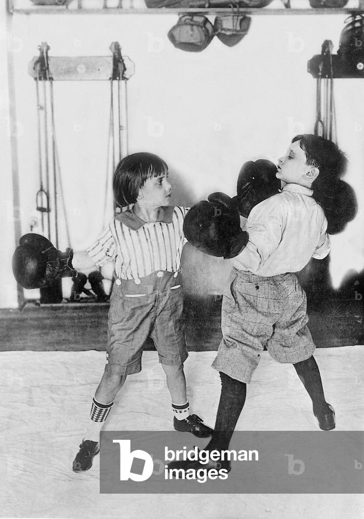 Jackie Coogan boxes with chess master Reczewski, 1921 (b/w photo)
