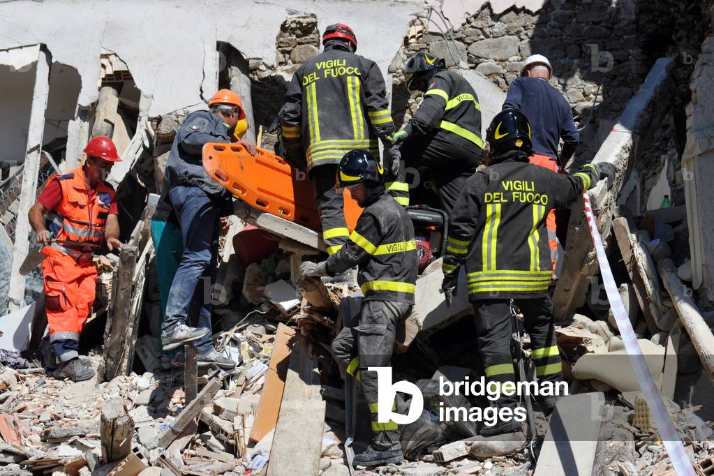 Rescuers searching for and recovering people who have been buried after an earthquake of magnitude 6 in the village of Accumoli, 2016 (photo)