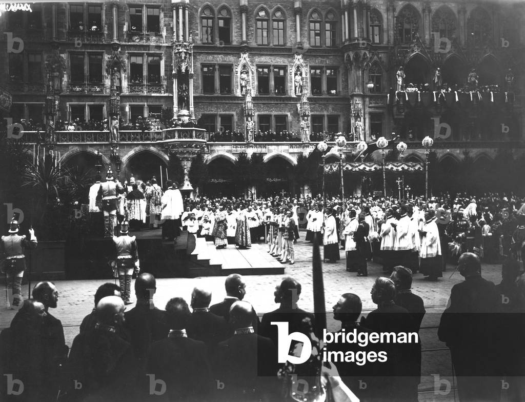 Corpus Christi procession on the Marienplatz, 1907 (b/w photo)