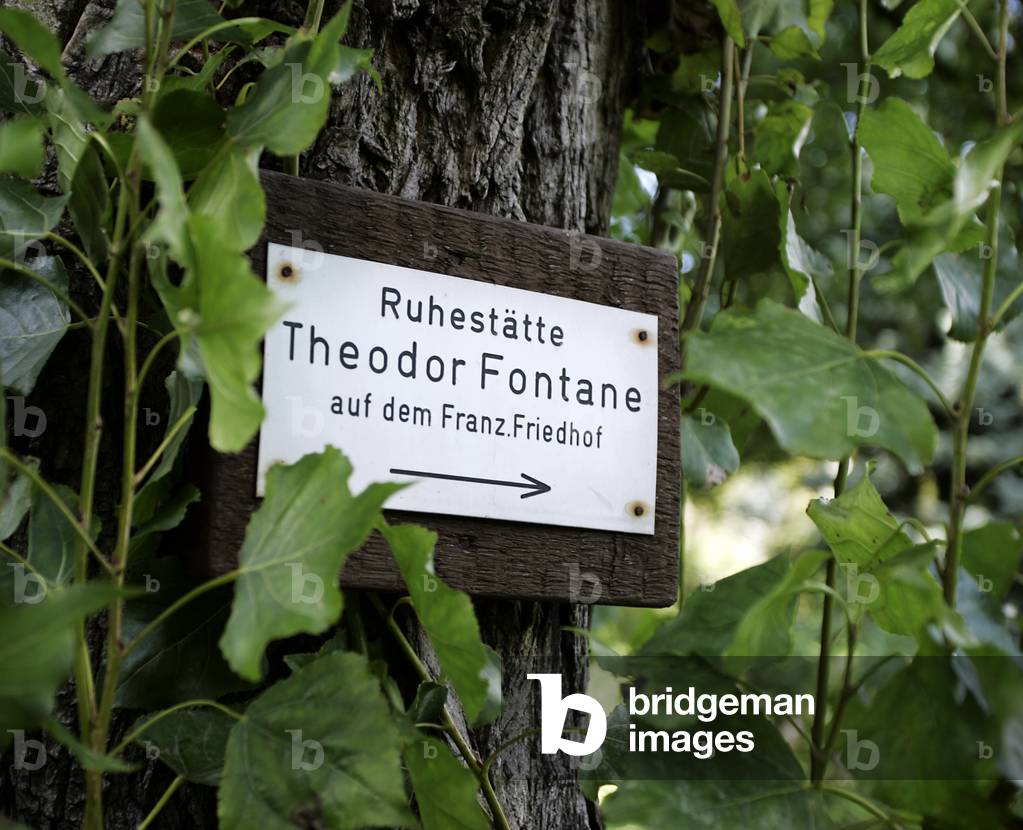 Signpost to the grave of Theodor Fontane and his wife Emilie, Friedhof II der Französisch-Reformierten Gemeinde, Berlin, Germany (photo)