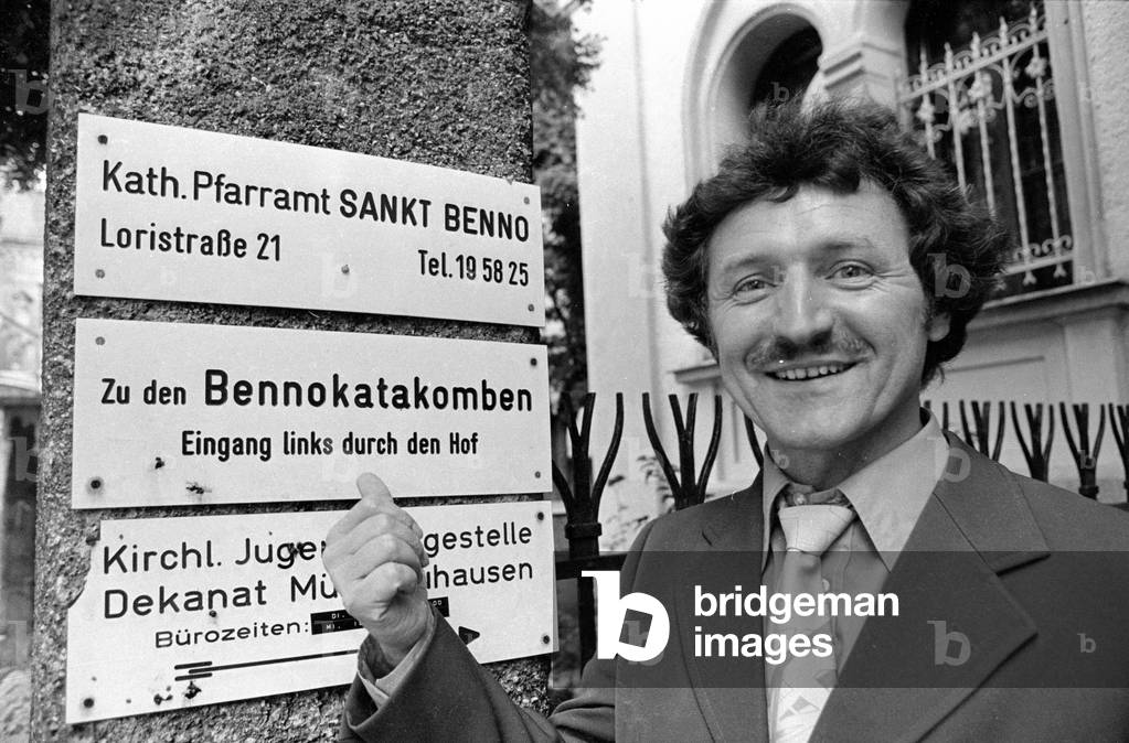 Pastor Franz Eder before the parish office, 1978 (b/w photo)