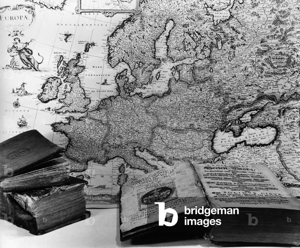 Still life (b/w photo)
