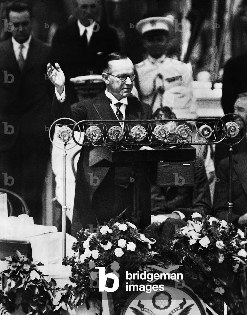 Calvin Coolidge welcomes Charles Lindbergh, 1927 (b/w photo)