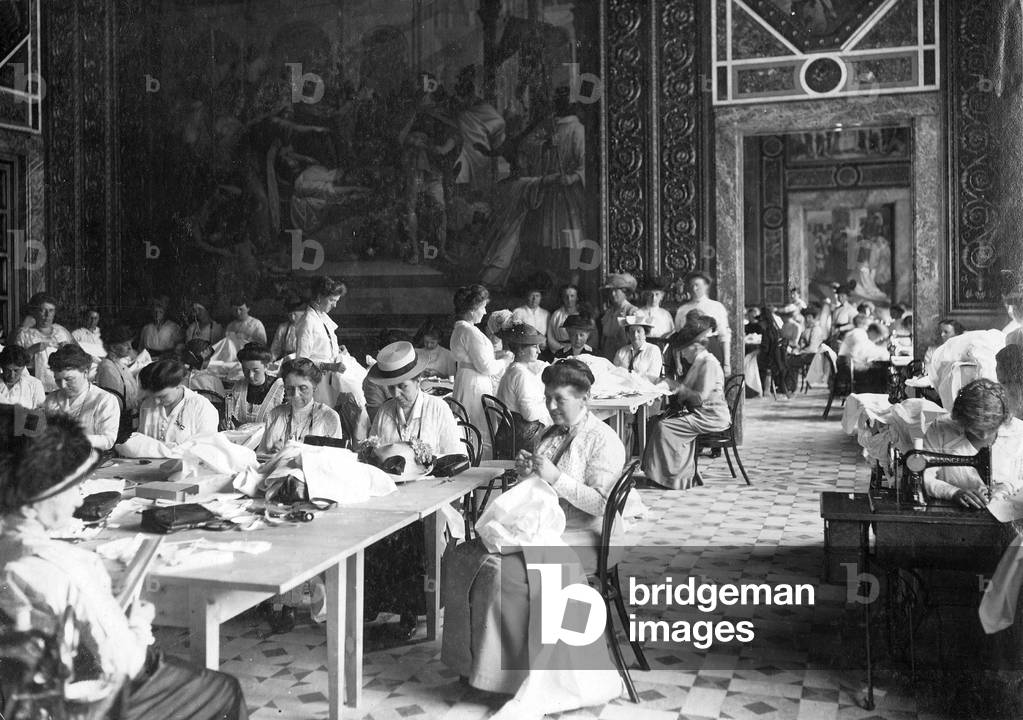 Women sew clothes for the wounded, 1914 (b/w photo)