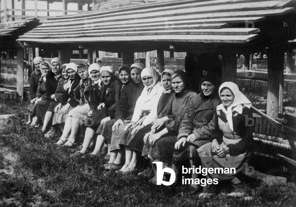 Forced laborers in the break, 1942 (b/w photo)