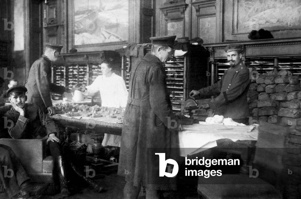 Aid station of the Workers' and Soldiers' council in the Reichstag, 1918 (b/w photo)
