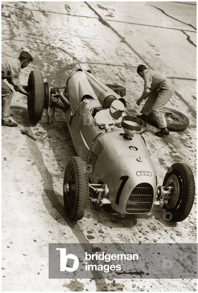 Changing tires at the Grand Prix on Nuerburgring, 1934 (photo)