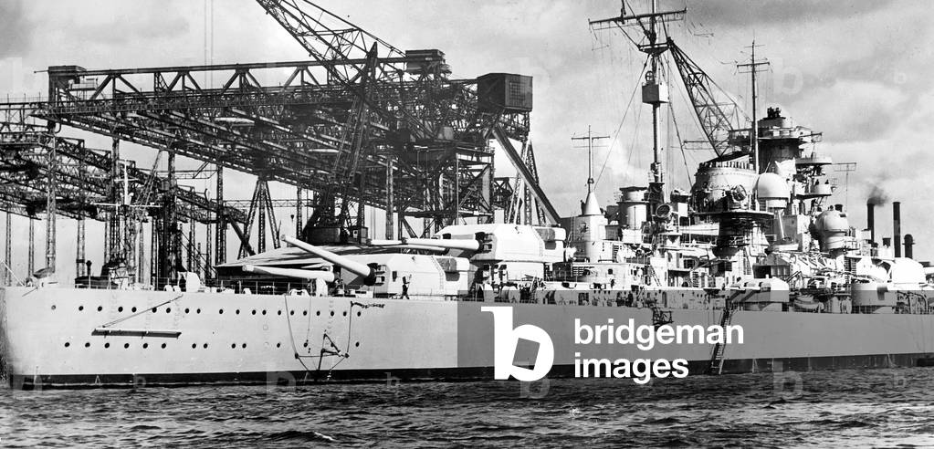 Construction of the battleship 'Bismarck' in the Hamburg shipyard Blohm und Voss, 1939 (b/w photo)