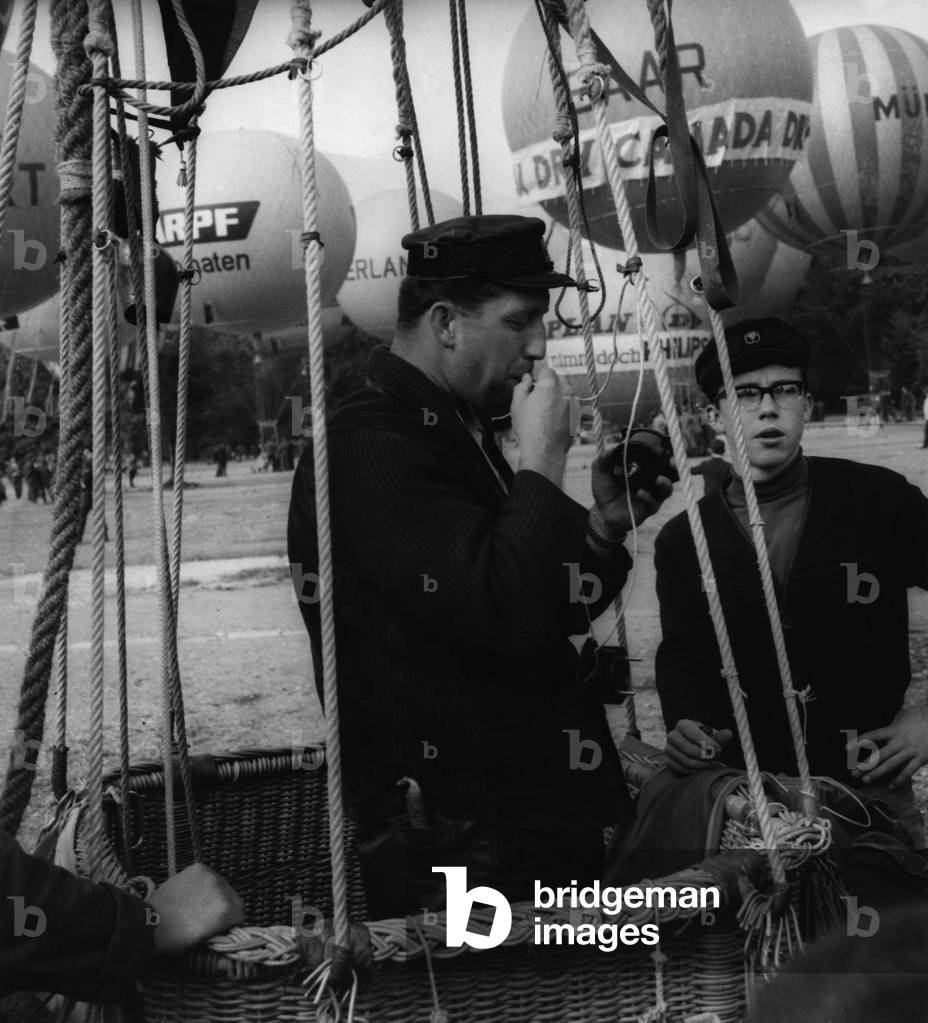 Balloon race in Augsburg, 1965 (b/w photo)