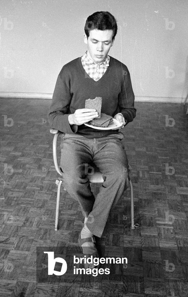 Breads compared in the physiology of nutrition at the Max Planck Institute in Dortmund, 1960 (b/w photo)
