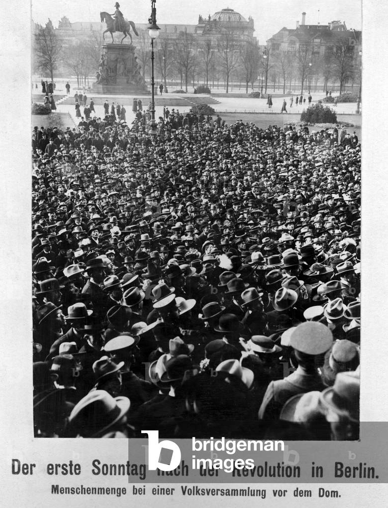 People's assembly in front of the Berlin Cathedral, 1918