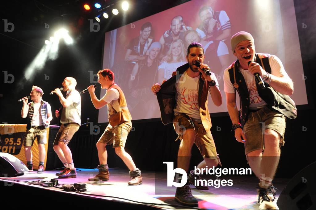 The folk music coverband voXXclub as a show act at the blood donation campaign of the Bavarian Red Cross in the Muffathalle in Munich, 2016 (photo)