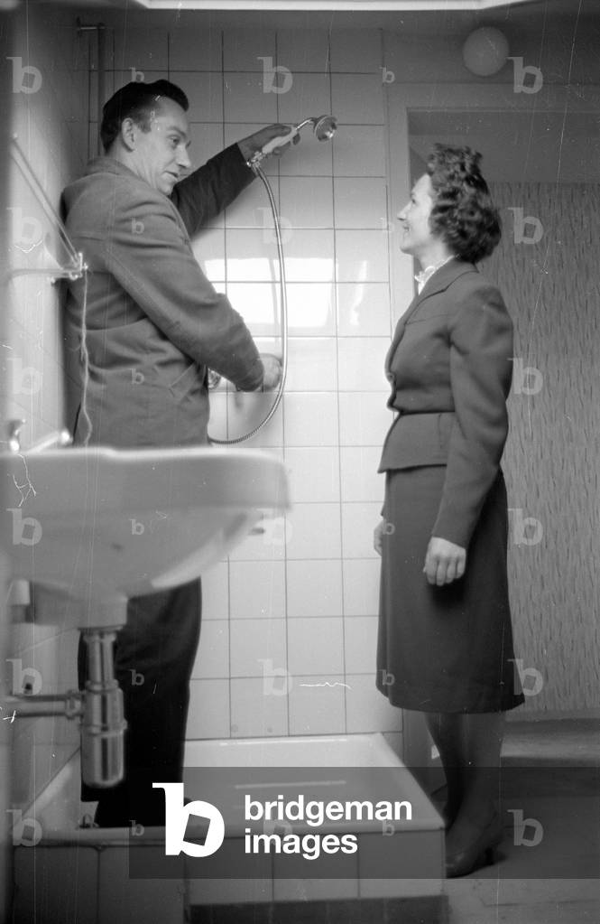A young couple visits a new rental apartment in Tuttlingen, 1960 (b/w photo)