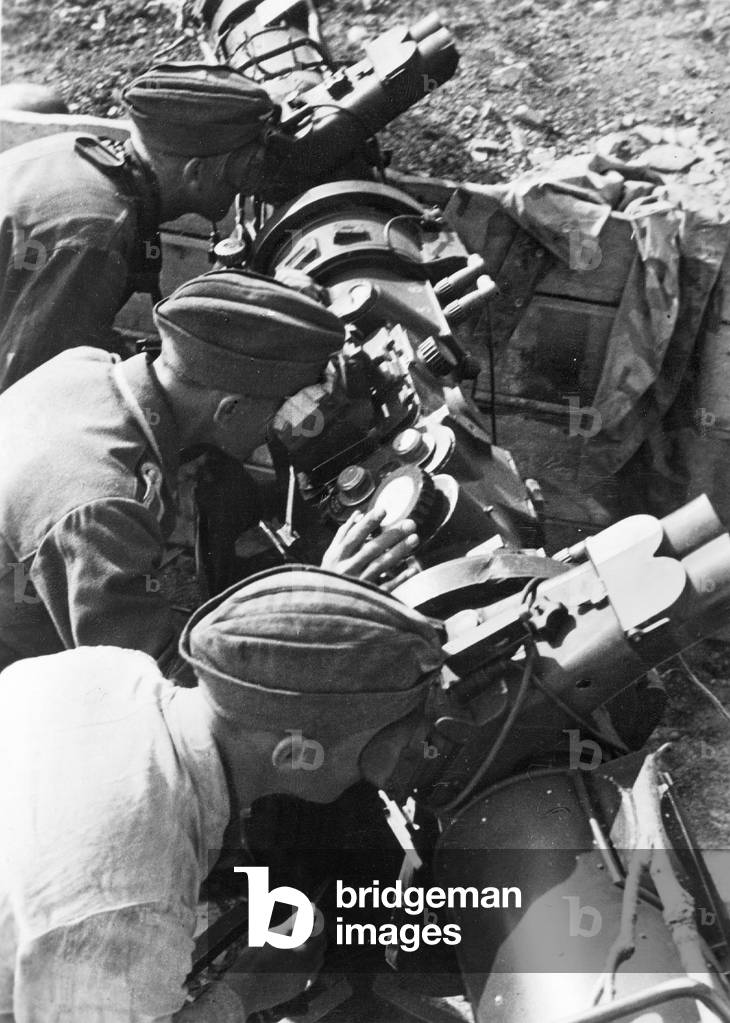 German Flak soldiers at the Eastern Front, 1943 (b/w photo)