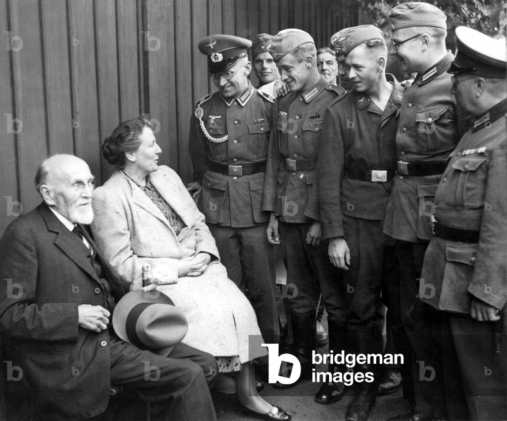 Winifred Wagner, Karl Runkwitz with Wehrmacht members, 1940 (b/w photo)