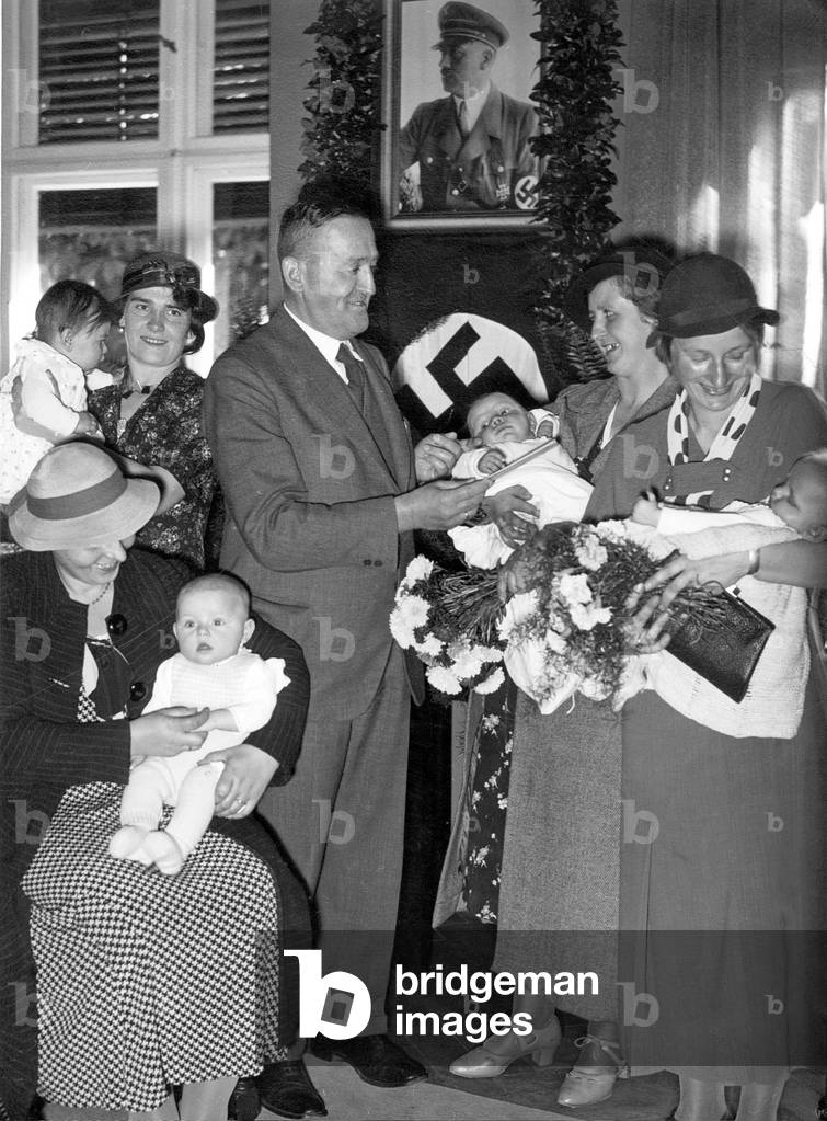 Bruns-Wuestenfeld hands over certificates of sponsorship, 1935 (b/w photo)
