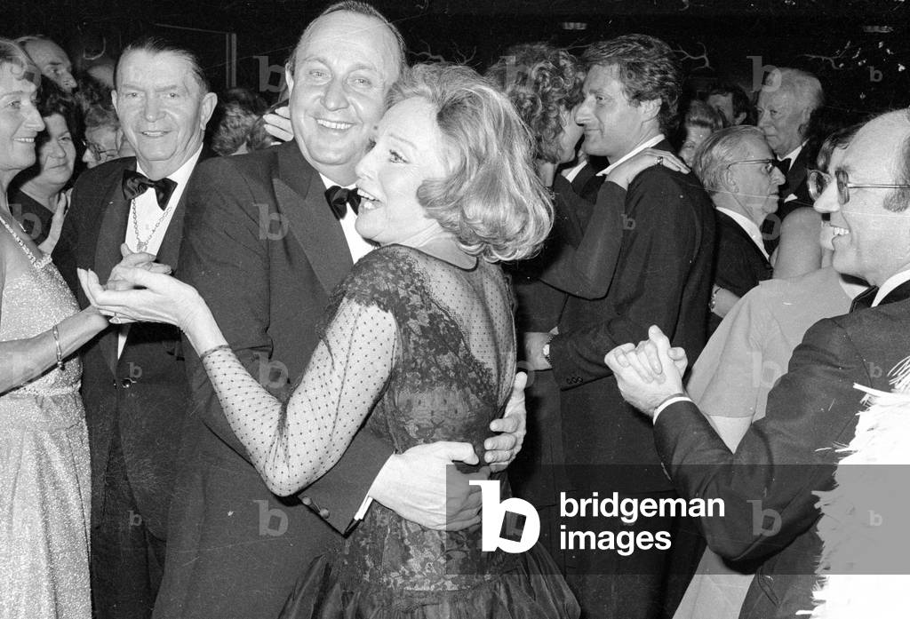 Hans-Dietrich Genscher dancing with a female guest, 1982 (b/w photo)