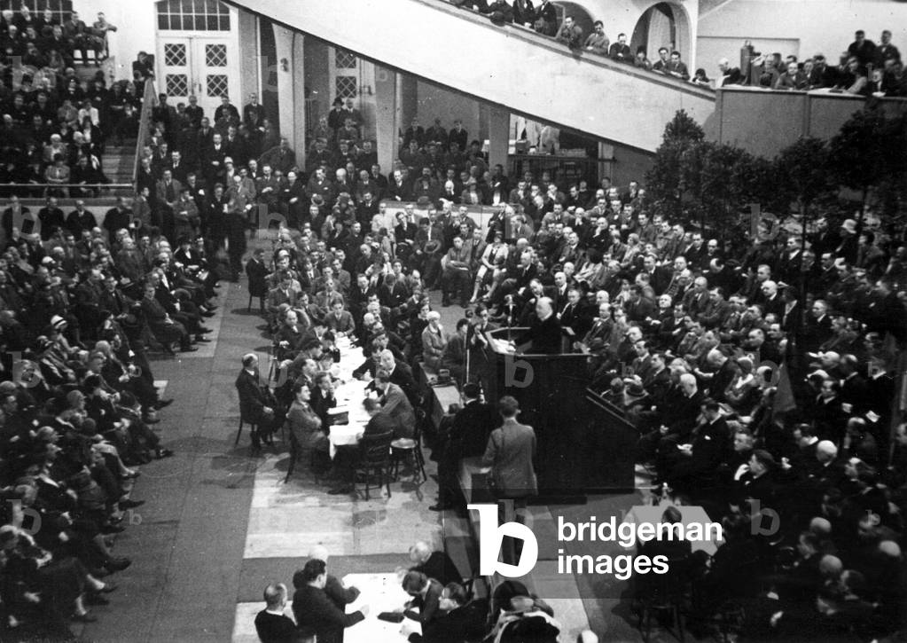 Heinrich Bruening at an election event of the Centre (b/w photo)