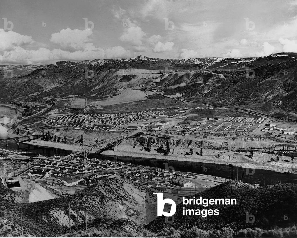 Working class settlements in the vicinity of the Grand Coulee Dam, 1938 (b/w photo)