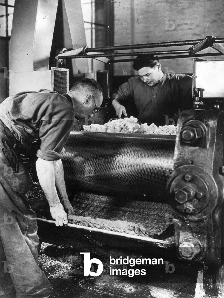 Plastics production at the IG Farben (b/w photo)