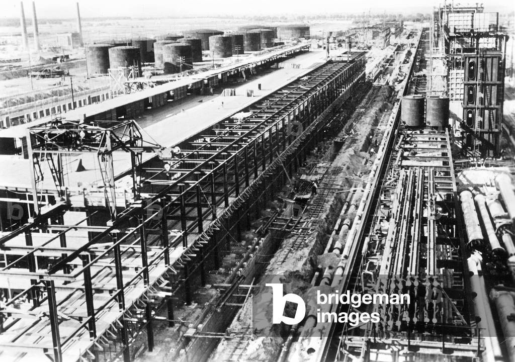 Hydrogenation plant near Poelitz, 1939 (b/w photo)