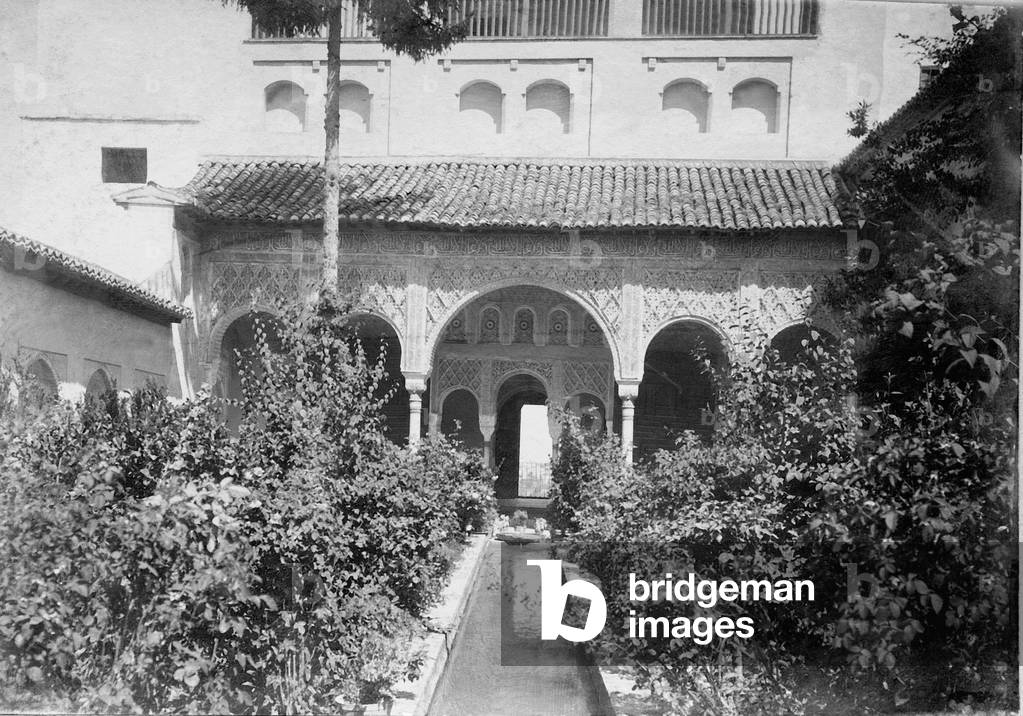 Courtyard of the Palacio del Generalife, 1899 (b/w photo)