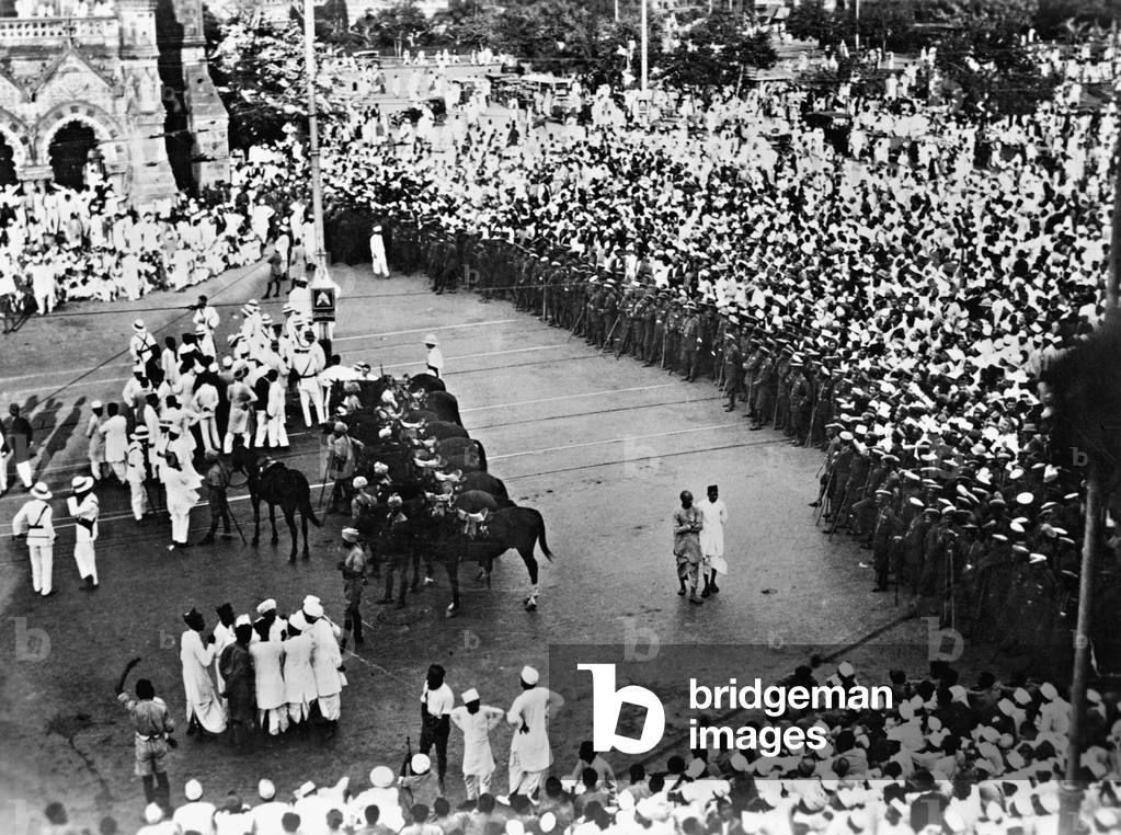 Merchants demonstrate in Bombay against British colonial rule, 1930 (b/w photo)