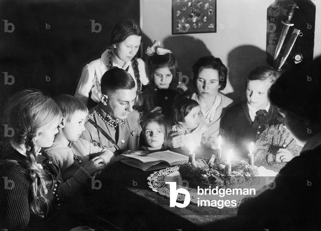 Family at advent, 1935 (b/w photo)