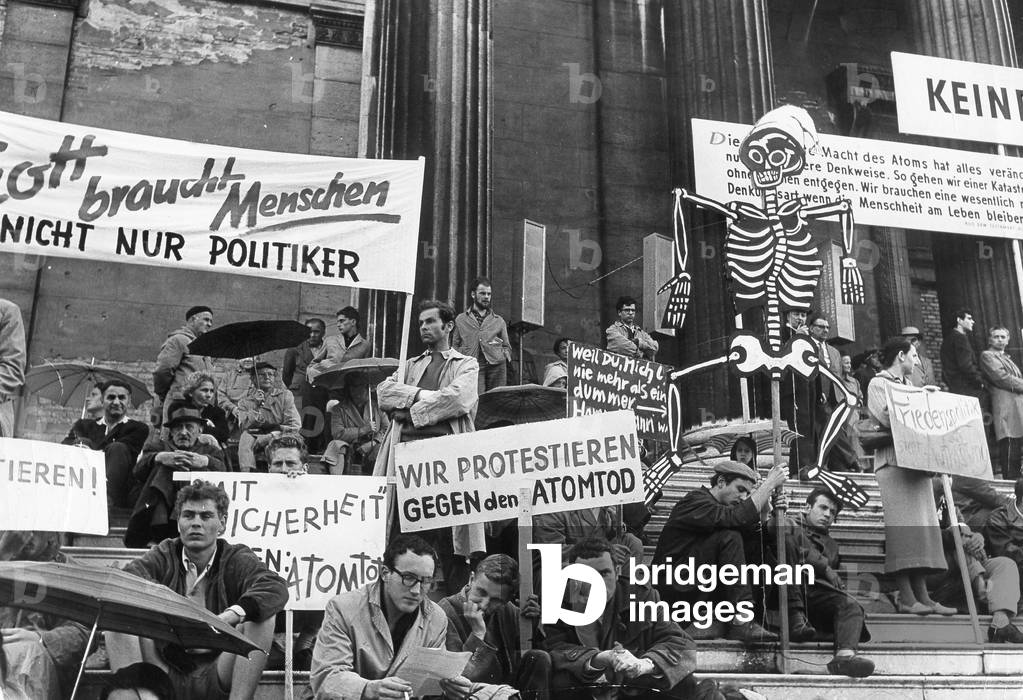 Demonstration against the planned nuclear armament of the Bundeswehr, 1958 (b/w photo)