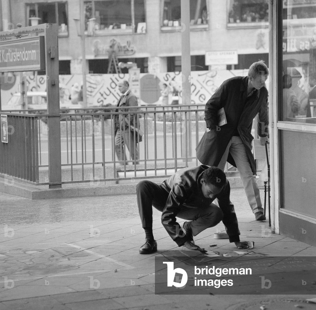 Street artist on Kurfürstendamm in Berlin, 1964 (b/w photo)