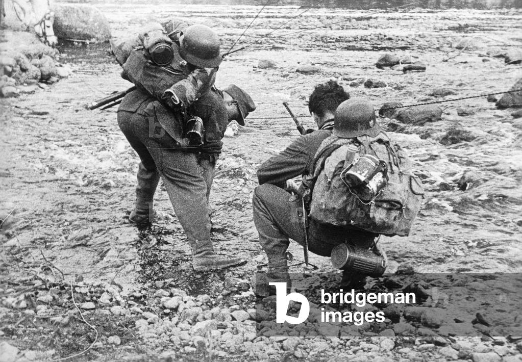 German mountain infantry on the march on the Arctic Ocean front, 1941 (b/w photo)