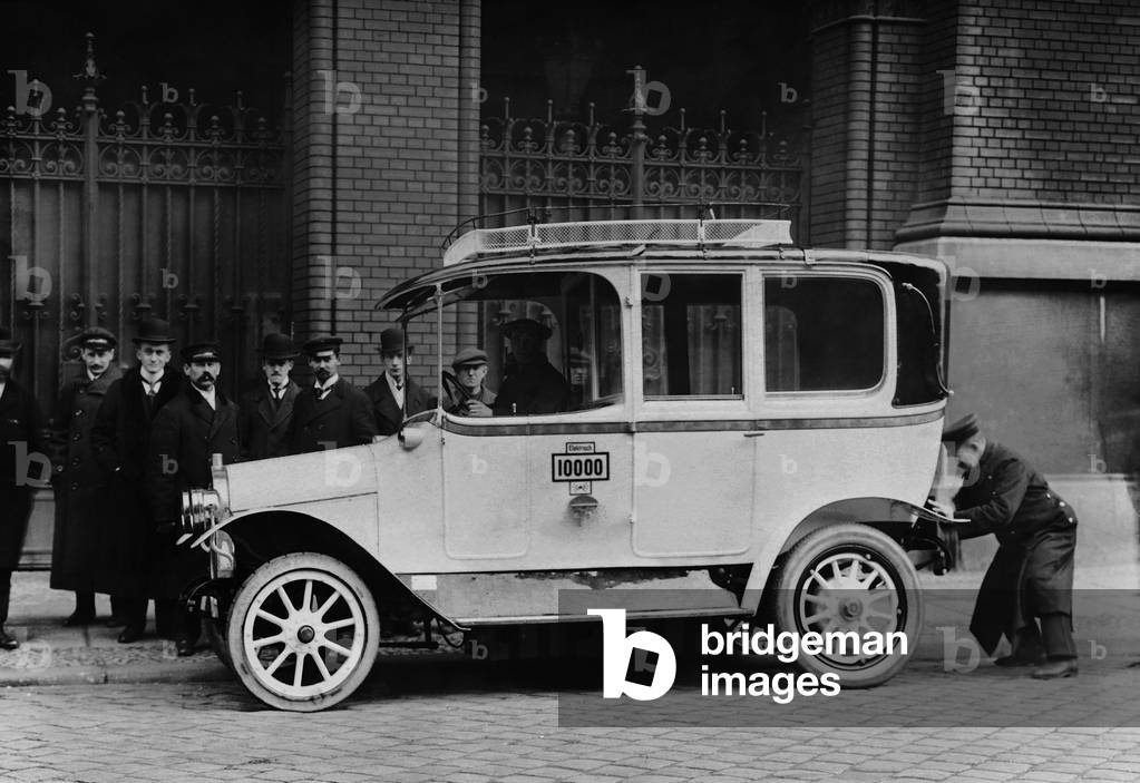 Electric car in front of the police headquarters in Berlin, 1914 (b/w photo)